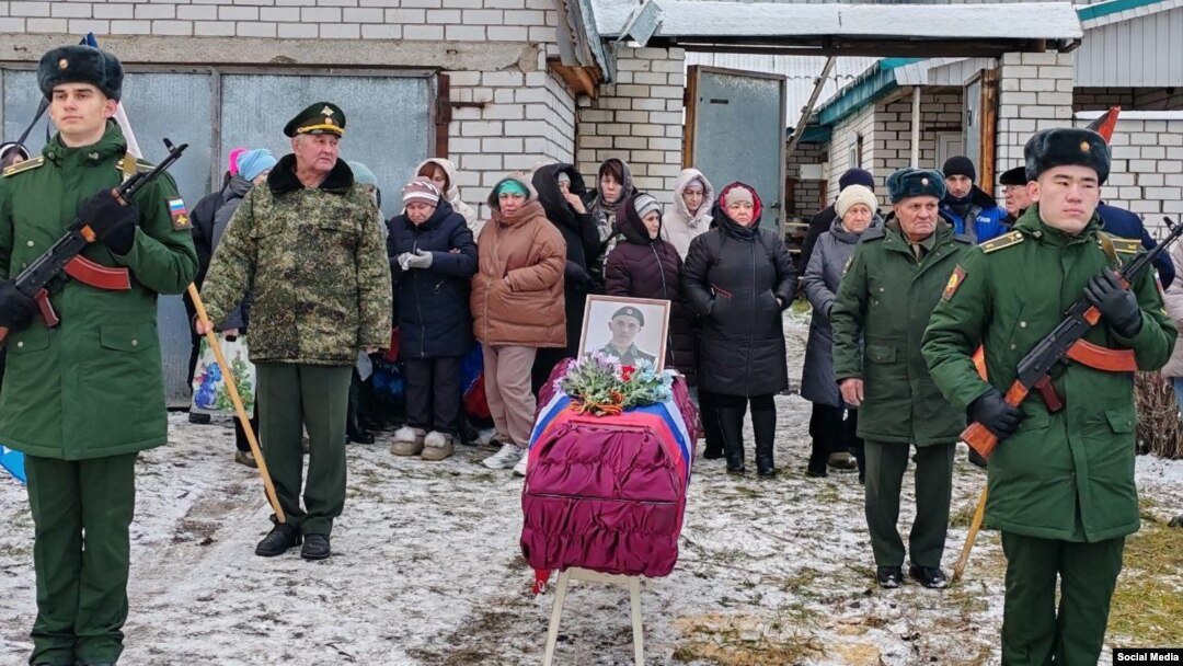 Украина сугышында һәлак булган Булат Вәлиуллин белән хушлашу мәрасиме. Татарстан, Кайбыч районы, 2024 елның 30 ноябре