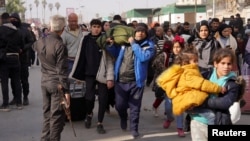 Сирия армиясы менен Сирия демократиялык күчтөрүнүн ортосунда тутанган кагылышуулардан улам үй-жайын таштап качып бараткан жай тургундар.
