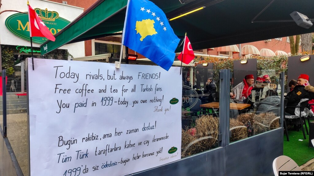 Një kafene në Prishtinë vendos një njoftim në hyrje, përmes të cilit i fton turqit të pinë kafe falas. Njoftimi në anglisht dhe turqisht, thotë: "Sot rival, por gjithmonë MIQ! Kafe dhe çaj falas për të gjithë tifozët turq. Ju paguat në vitin 1999, sot nuk paguani".