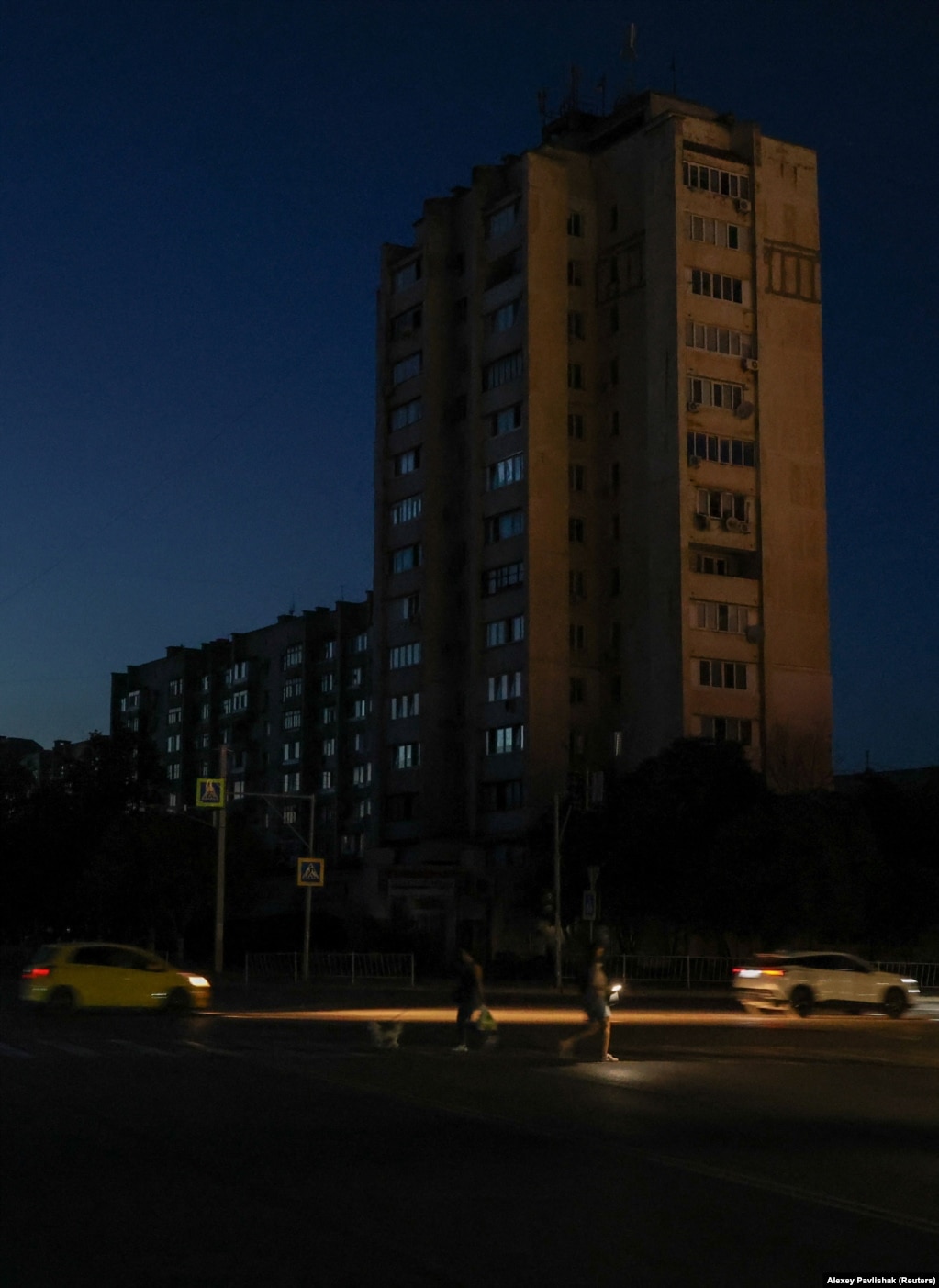 Një ndërtesë banimi pa ndriçim në Jevpatoria më 5 korrik.Pompat komunale të furnizimit me ujë në Jevpatoria raportohet se dolën jashtë funksionit për shkak të ndërprerjeve të energjisë elektrike. “Presioni i ujit në rrjet është nën nivelin e kërkuar dhe uji nuk po arrin në katet e sipërme të ndërtesave ose në zonat e ngritura”, njoftoi një zyrtar më 6 korrik.