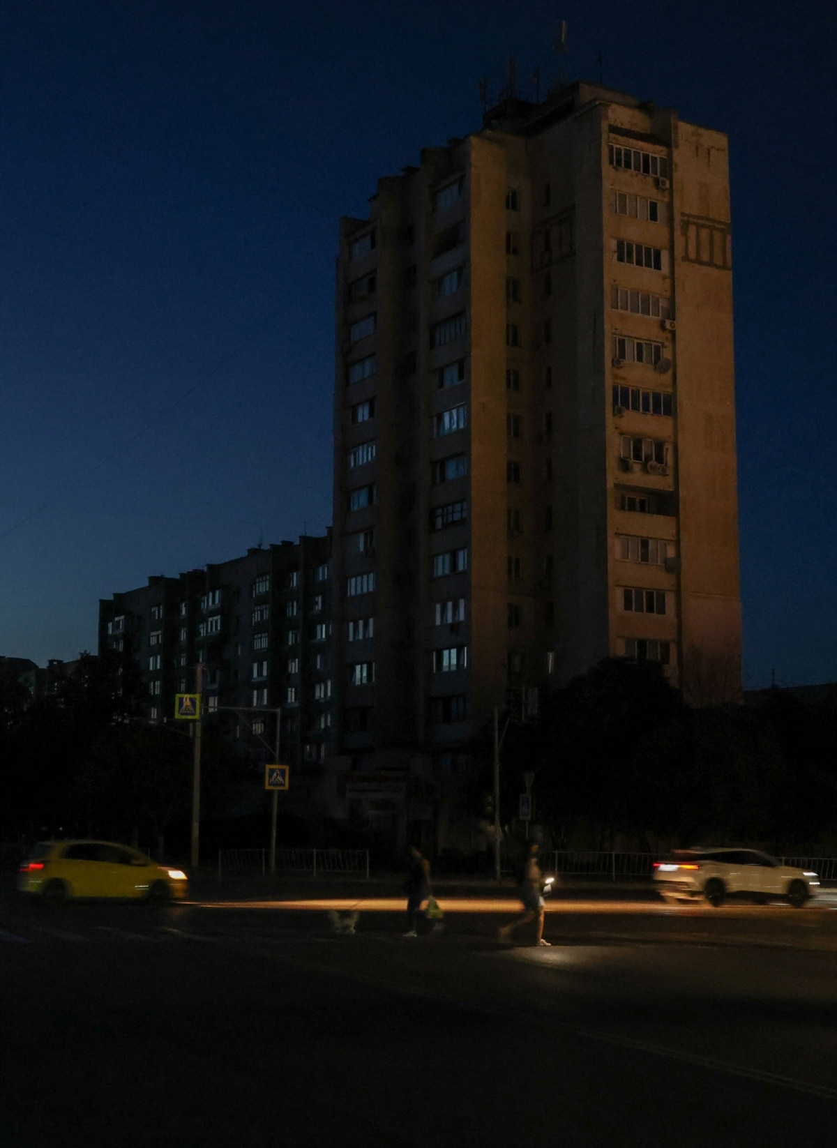 Багатоповерхівка без світла в Євпаторії, 5 липня 2026 року<br><br>Як повідомляється, через відключення електроенергії в Євпаторії вийшли з ладу муніципальні водонасоси. «Тиск води в магістралях нижчий за необхідний рівень, і вода не надходить на верхні поверхи будинків та у високо розташовані райони», – повідомив 6 липня місцевий чиновник