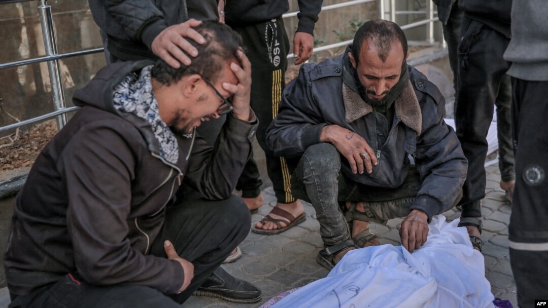 Palestinieni la spitalul Al-Shifa din Gaza care plâng victime ale incidentului care a ucis peste 100 de persoane