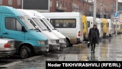 Подавляющее большинство пассажиров даже не подозревает о том, что тариф снижен. Ну, а те, которые «в курсе», не хотят выглядеть крохоборами. И даже не то, что требовать сдачу, а просто отсчитывать 12 рублей и давать их, как это чаще всего принято у нас, водителю при выходе им кажется стыдным. Такова психология современного сухумца