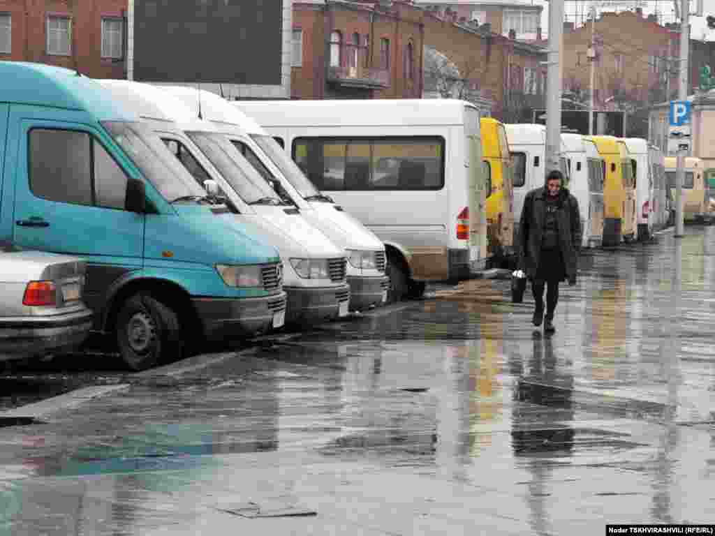 აქციის მონაწილეთა მიკროავტობუსები - რამდენიმე დღეა, რაც თბილისში სამარშრუტო მიკროავტობუსების მძღოლების საპროტესტო აქციები იმართება.