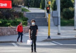 Маска таққан жігіт Алматының орталық көшелерінде. 8 қыркүйек 2020 жыл.