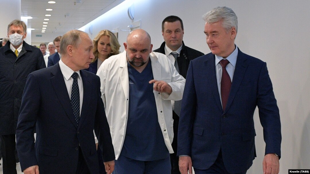 Президент России Владимир Путин, главный врач больницы в Коммунарке Денис Проценко и мэр Москвы Сергей Собянин