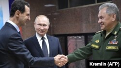 Siria- Președintele rus Vladimir Putin (centru), președintele sirian Bashar al-Assad (stânga) și ministrul rus al apărării Serghei Shoigu (dreapta) vizitează sediul forțelor ruse din Damasc, 7 ianuarie 2020