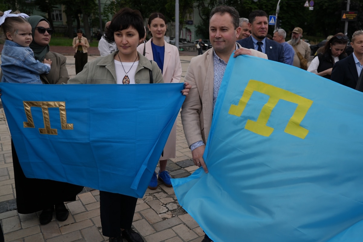 У Києві відзначили День кримськотатарського прапора: стяг розгорнули на Михайлівській площі