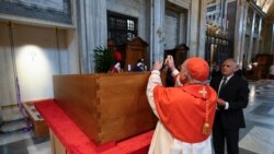 Kardinal Camerlengo Kevin Joseph Farrell stavlja pečat na lijes pokojnog pape Franje, Rim, 26. april 2025. 