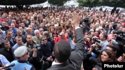 Armenia - Market traders demonstrate outside the Prime Minister's Office in Yerevan, 2Oct2014.