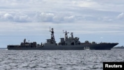 Anija e marinës ruse, Vice-Admiral Kulakov, lundron nëpër Ngushticën e Brezit të Madh, në Danimarkë, më 31 gusht 2025.