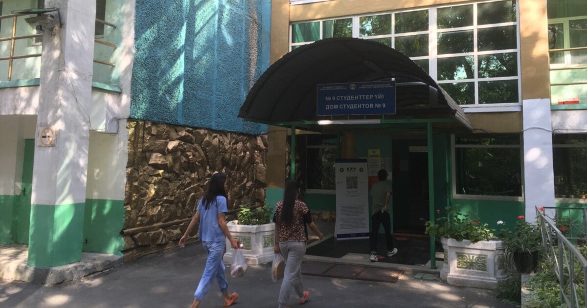 Қызыл түсті әдемі аққұба оны онлайн порнодағы ит стиліне береді.