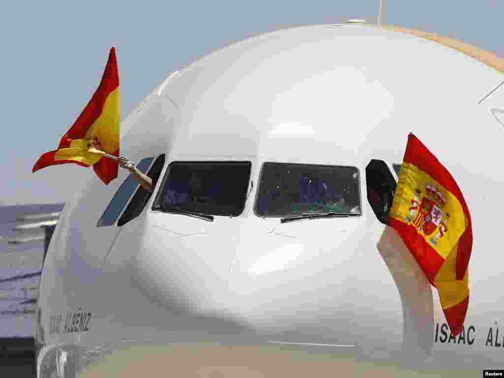 Самолет испанской сборной в мадридском аэропорту Барахас. - Матчем между сборными Испании и Голландии завершился 19-й чемпионат мира по футболу. Испанцы – впервые в истории этой страны – завоевали Кубок мира, вырвав победу на последних минутах дополнительного времени. А в историческом противостоянии между Европой и Южной Америкой вперед вышел Старый континент – 10:9.