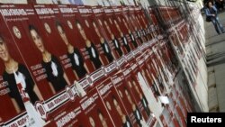 ერთ-ერთი კანდიდატის საარჩევნო პლაკატები. თბილისი, 2010 წელი