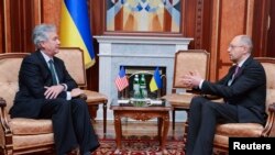Adjunctul secretarului de stat american William Joseph Burns la o întrevedere cu noul premier ucrainean Arseni Iațeniuk la Kiev