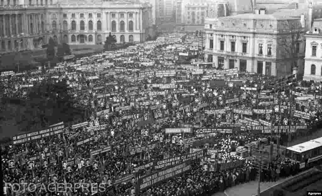 București, 21 decembrie 1989. Ultimul miting de propagandă al regimului comunist. Dictatorul Ceaușescu l-a convocat în încercarea de a arăta că se bucură (încă) de sprijin popular. A fost însă huiduit.&nbsp;
