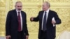 Президент России Владимир Путин (справа) и премьер-министр Армении Никол Пашинян во время встречи в Кремле в Москве, Россия, 1 апреля 2026 года