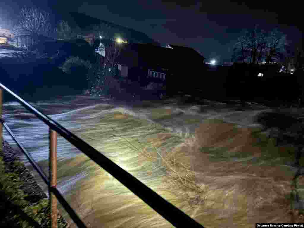 Во Битолскиот и Преспанскиот регион, врнежите предизвикале зголемување на водостојот и излевање на повеќе водотеци, при што се поплавени голем број куќи и дворни места. За утврдување на приоритетите и координација на активностите, Кризниот штаб на Општина Битола закажал состанок во 9 часот.