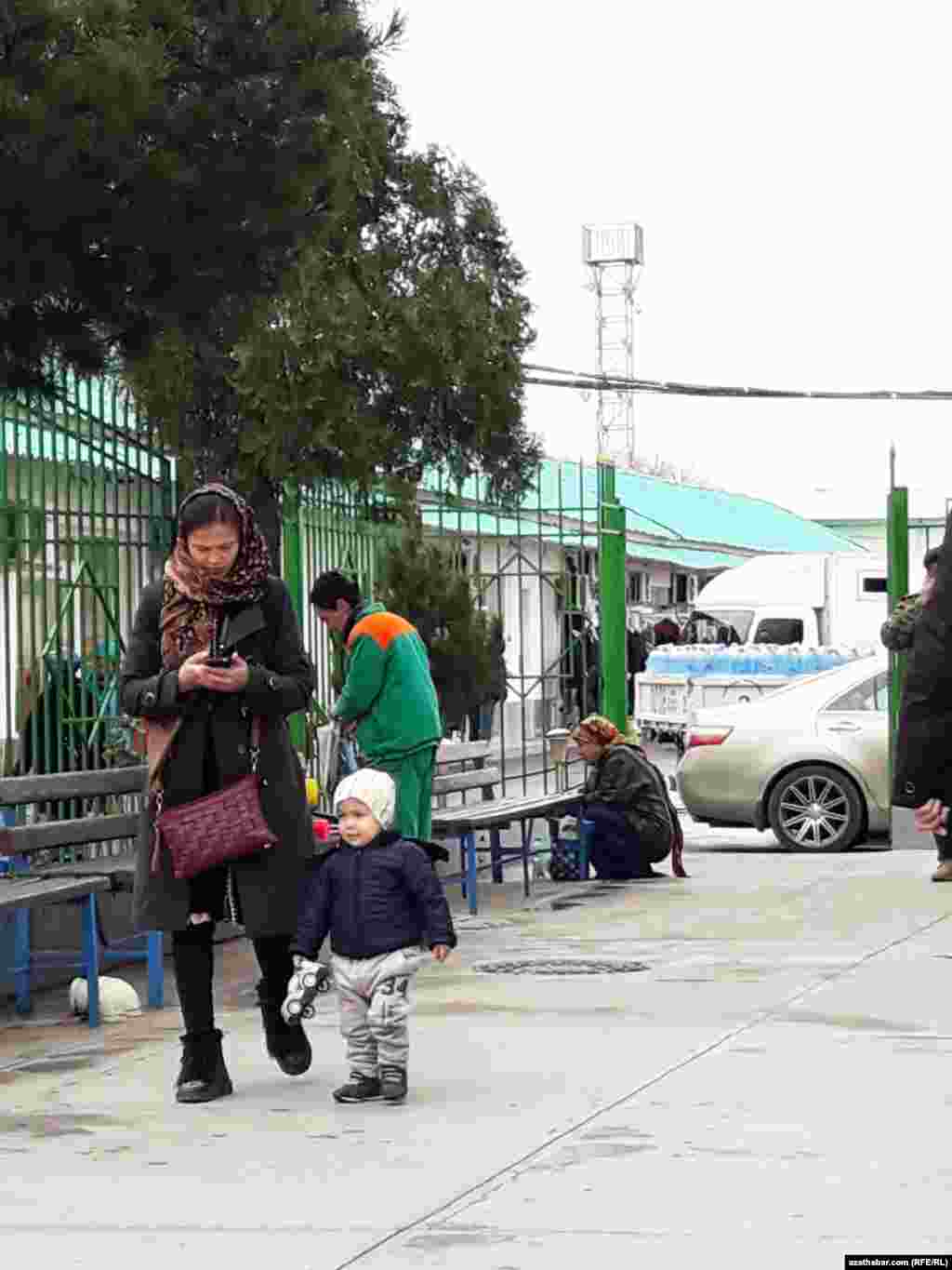 Aşgabadyň &quot;Teke bazarynyň&quot; golaýyndan geçip barýan adamlar