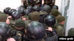 У суді сталася штовханина між силовиками і людьми, що зібралися на підтримку Кузьменко