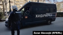 Pripadnik policije i kombi Žandarmerije u Beogradu, 4. mart 2025.
