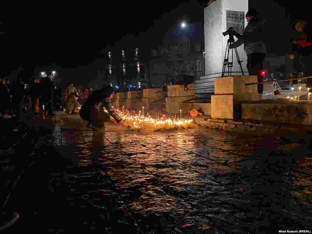 Građani pale sveće odajući počast žrtvama stradalima na Cetinju 1. januara, kada je ubijeno 12 osoba, od kojih dvoje dece. Ranjene su četiri osobe. Počinilac ubistva je pucao sebi u glavu, nakon čega je preminuo na putu prema bolnici.