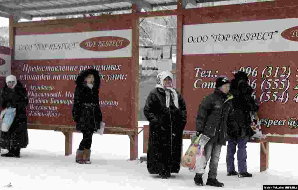 Из-за холодов сильно затруднено движение городского транспорта. Поэтому горожаны подолгу стоят в ожидании автобуса и троллейбуса.