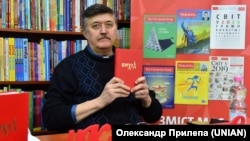 Священник Ігор Савва під час презентації своєї книжки «Вихід» у Запоріжжі, 3 лютого 2022 року. Він 24 роки прослужив у Запорізькій єпархії УПЦ (Московського патріархату), але згодом разом зі своєю релігійною громадою перейшов до ПЦУ й написав книжку «Вихід»