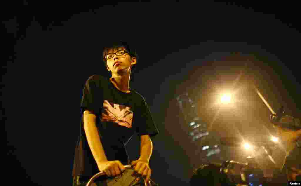 جوشوا وونگ، یکی از رهبران جنبش دانشجویی از جمله هزاران&nbsp;دانشجو و دانش&zwnj;آموز معترضی است که کم&zwnj;تر از ۲۵ سال سن دارند. 