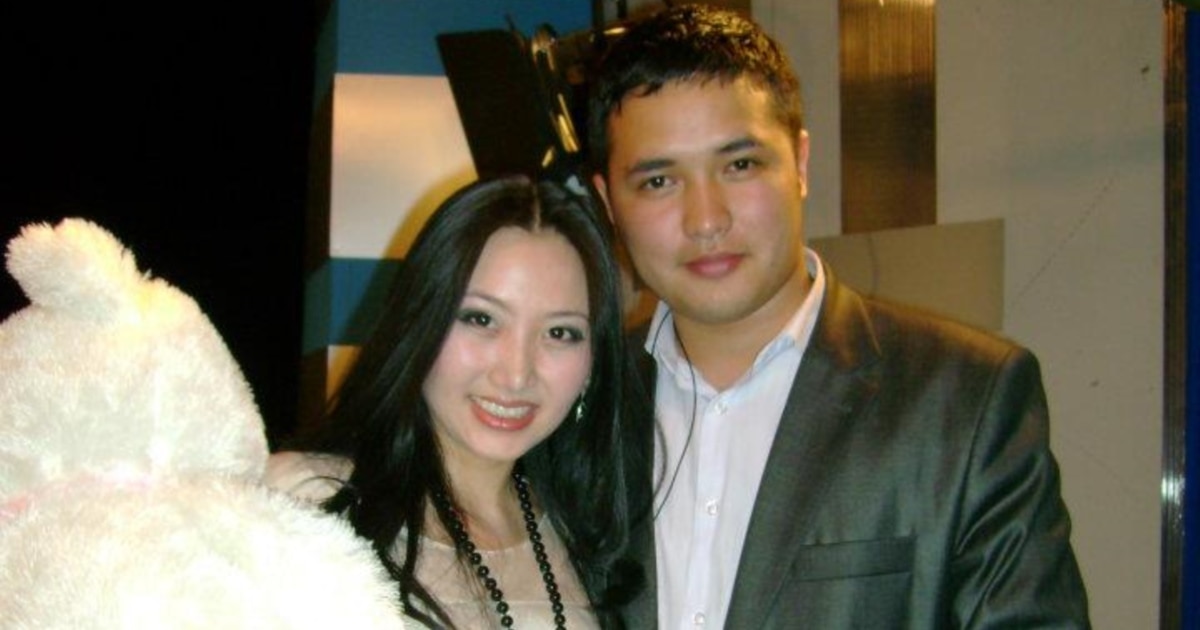 Ол оны попке трахает және ол кончает.