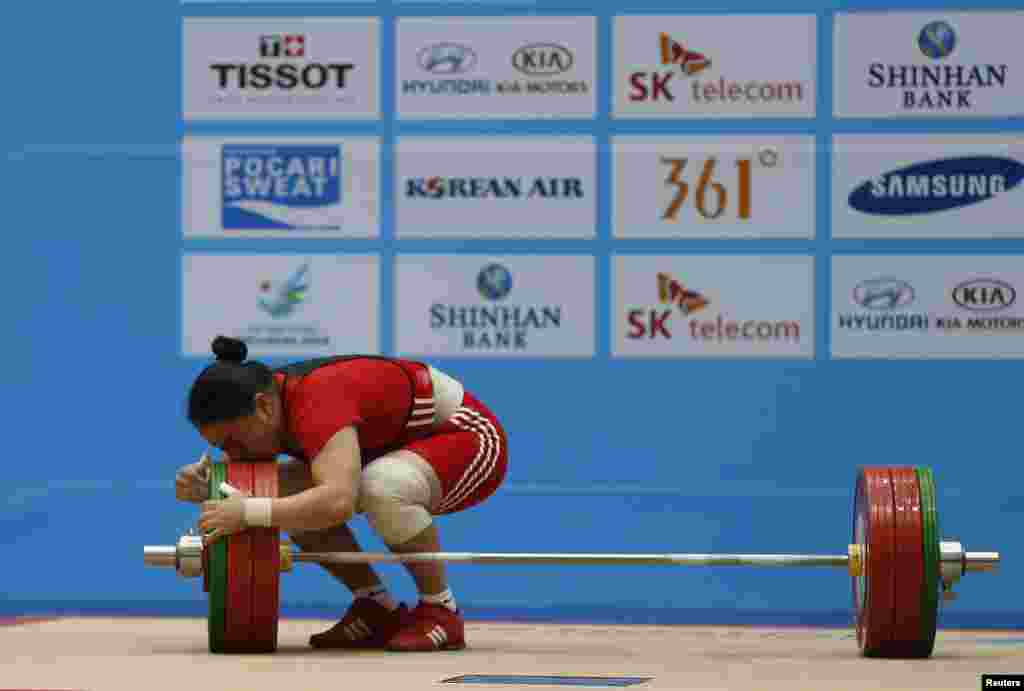 Kazakstan&#39;s Zhazira Zhapparkul kisses the weights after lifting 145 kilograms&nbsp;on her third attempt in the women&#39;s clean and jerk 75-kilogram&nbsp;weightlifting competition at the Moonlight Garden Venue during the 17th Asian Games in Incheon, South Korea. (Reuters/Olivia Harris) 