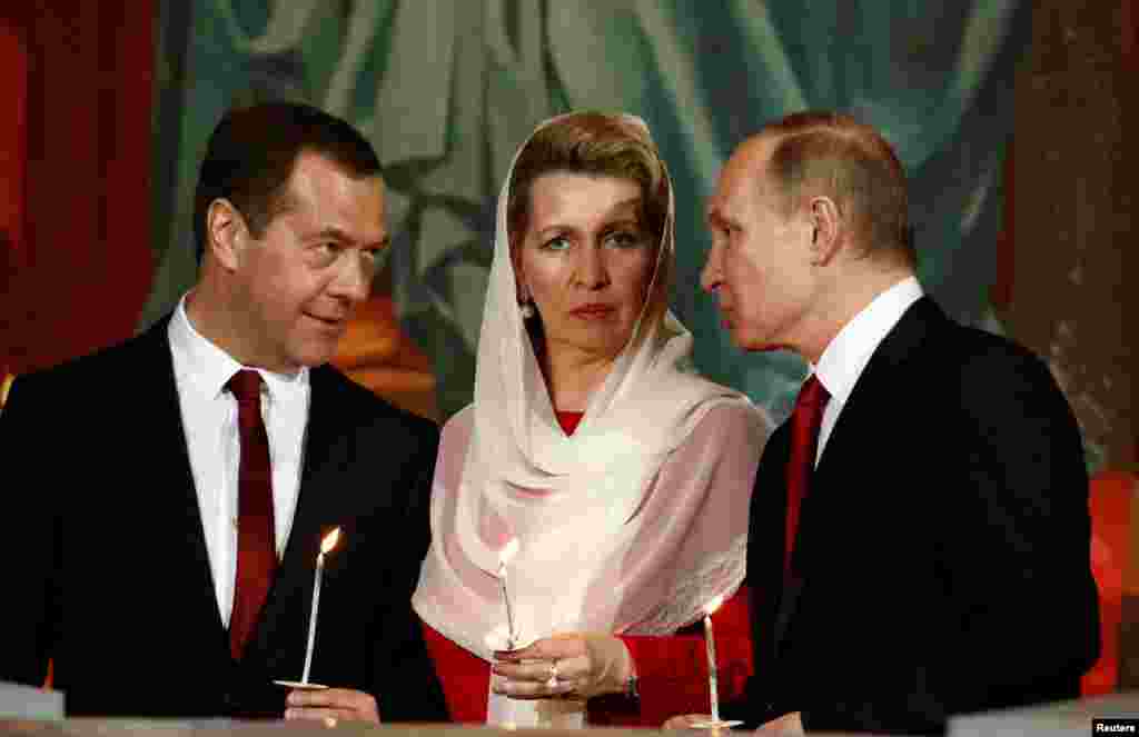 Президент России Владимир Путин, премьер Дмитрий Медведев и его жена Светлана Медведева во время пасхальной службы в храме Христа Спасителя в Москве.&nbsp;