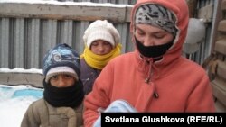 Мигранттардың балалары Шахрух (сол жақта), Әзиза (ортада) және Гүлмира Арзықұловтар. Астана, 15 қараша 2012 жыл.