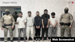 Milli howpsuzlyk komitetiniň işgärleri tussag edilen daşary ýurt raýatlary bilen. Çeşme: Gazagystanyň MHK-nyň YouTube kanaly