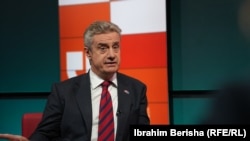 Ambasadori britanik në Kosovë, Jonathan Hargreaves, gjatë një interviste dhënë për Radion Evropa e Lirë. Fotografi nga arkivi. 