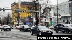 Automobili u jednoj od ulica u Sarajevu. 