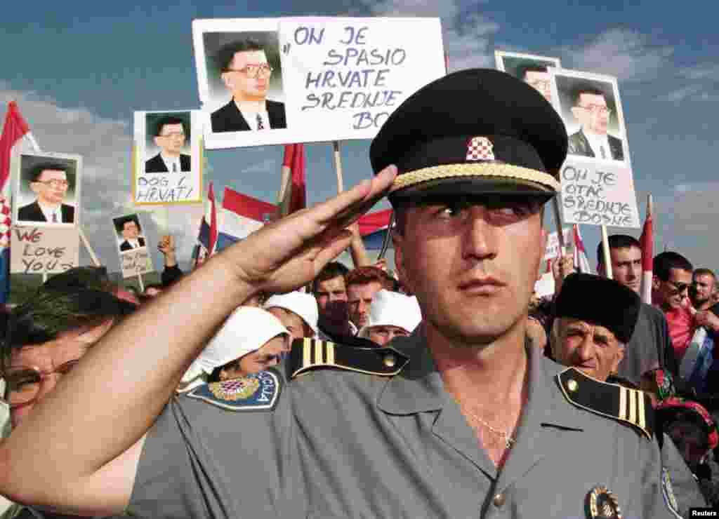 Predizborni skup Hrvatske demokratske zajednice u Vitezu, središnja Bosna, 14. 9. 1996., uoči prvih poslijeratnih izbora.