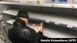 Чоловік біля порожніх поличок у московському супермаркеті. 17 березня 2020 року