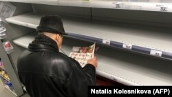 ცარიელი დახლები მოსკოვის ერთ-ერთ სუპერმარკეტში. 17 მარტი, 2020 წ.