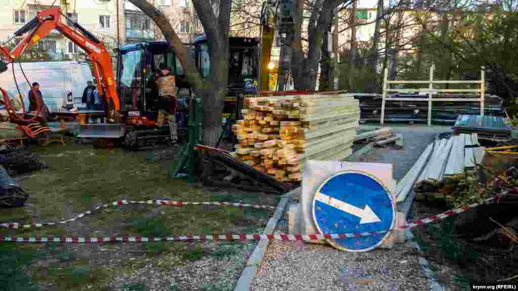 Мешканців Стрілецької бухти позбавили єдиного місця прогулянок &ndash; скверу Курсантів. Його вирішили реконструювати під час режиму самоізоляції у Севастополі