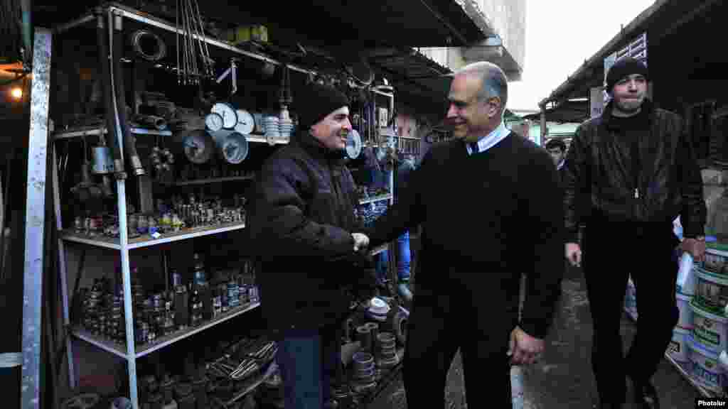 Armenia - Opposition presidential candidate Raffi Hovannisian campaigns in Yerevan, 22Jan2013.