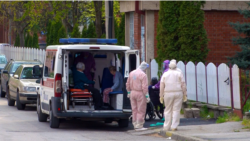 Evakuacija korisnika i zaposlenih u Gerontološkog centru u Nišu koji su inficirani virusom korona. 13. april 2020.