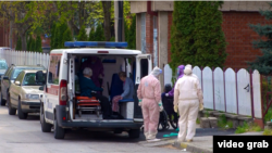 Evakuacija korisnika i zaposlenih u Gerontološkog centru u Nišu koji su inficirani virusom korona. 13. april 2020.(Ilustracija)
