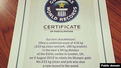 Менің бетім шәуетпен жабылған, көптеген фотосуреттер Кішкентай қызбен әжетханада жыныстық қатынас