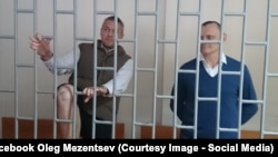 Микола Карпюк (п) і Станіслав Клих (л) на суді у Грозному, архівне фото