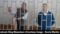 Микола Карпюк (п) і Станіслав Клих під час одного із судових засідань у Грозному, Чечня