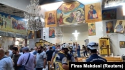 Mještani i civilna zaštita čiste crkvu u Damasku nakon napada 22. 6. 2025.