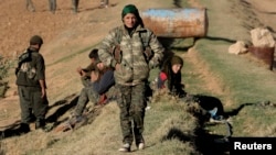مقاتلات من وحدات حماية الشعب الكردي