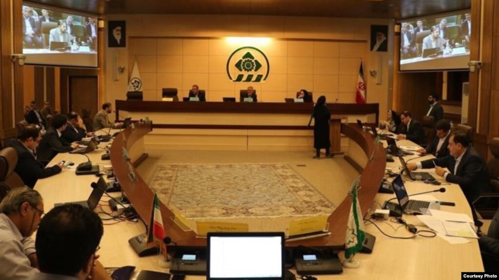 عکس مربوط به یکی از جلسات شورای شهر شیراز است