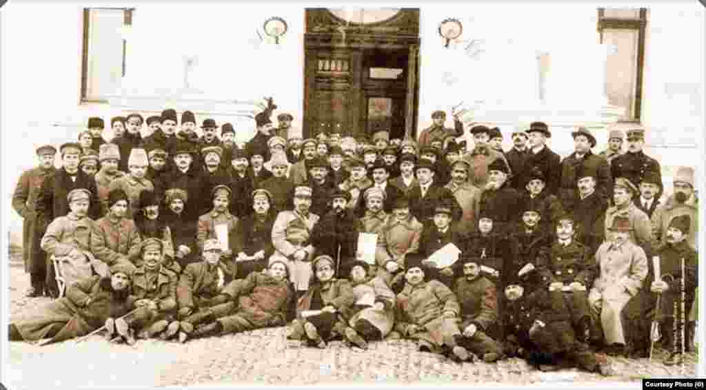 Sfatul Țării din Basarabia reunit la Chișinău, după votul privind Unirea cu România, la 27 martie 1918. Votul în favoarea Unirii a fost dat și de celelalte etnii, nu numai de români care reprezentau numai două treimi din populația fostei gubernii țariste. Ca și în cazul Bucovinei, un rol important l-a jucat și teama de regimul bolșevic al lui Lenin. Între 1918 și 1921, războiul civil avea să facă în fostul Imperiu Țarist peste 13 milioane de victime. 